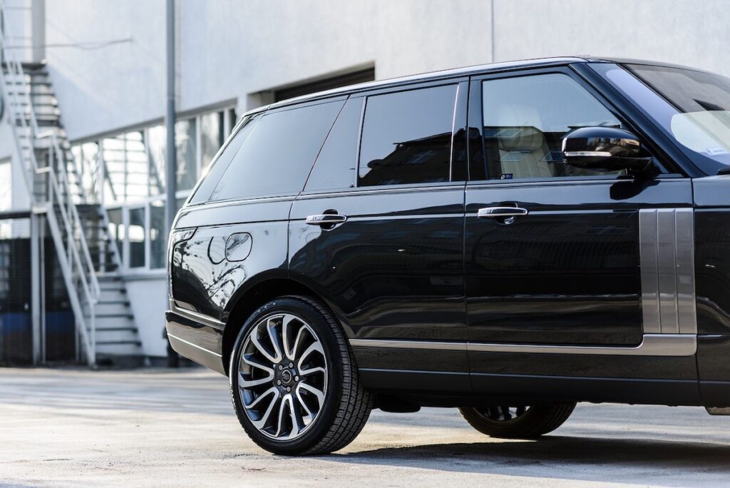Range Rover Autobiography detailed lines and chrome features