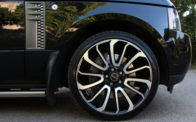 What is a Range Rover's correct tire pressure?