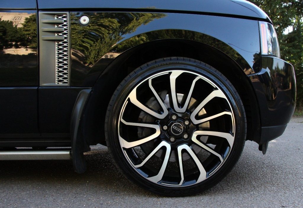 What is a Range Rover's correct tire pressure?