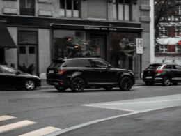 Black Range Rover in the city. Credit: Unsplash