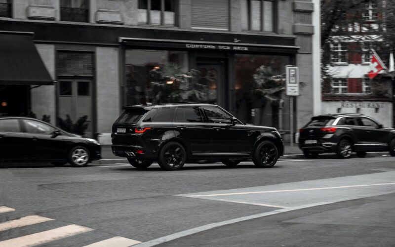 Black Range Rover in the city. Credit: Unsplash