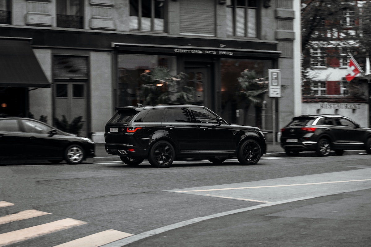 Black Range Rover in the city. Credit: Unsplash